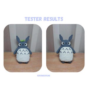 Może przedstawiać: Dwie szydełkowe figurki Totoro są wyświetlane obok siebie. Figurki są szare z białymi brzuchami i tr&oacute;jkątnymi oznaczeniami. Tekst "TESTER RESULTS" znajduje się nad figurkami, a "KIROMIGURUMI" pod spodem.