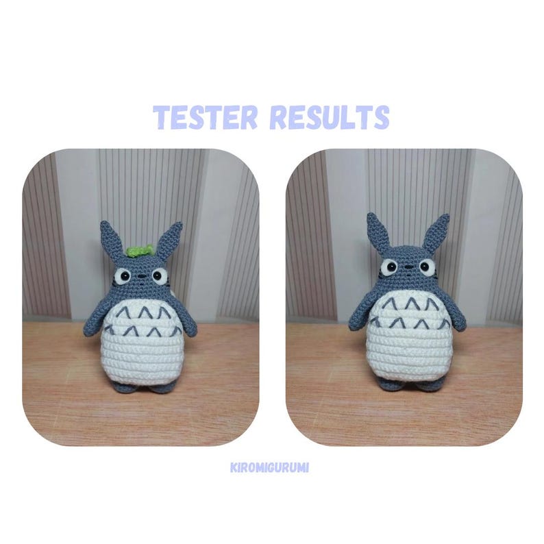 Może przedstawiać: Dwie szydełkowe figurki Totoro są wyświetlane obok siebie. Figurki są szare z białymi brzuchami i tr&oacute;jkątnymi oznaczeniami. Tekst "TESTER RESULTS" znajduje się nad figurkami, a "KIROMIGURUMI" pod spodem.