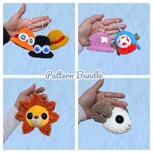 Puede incluir: Colección de llaveros de ganchillo hechos a mano en varios diseños. Los llaveros incluyen una variedad de sombreros, un sol y una oveja. Los llaveros son de color naranja, amarillo, negro, azul, rojo y rosa. El texto "Pattern Bundle" está en el centro de la imagen.