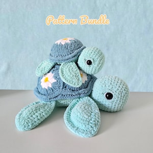 Könnte beinhalten: Eine handgefertigte Häkelschildkröte in Blau- und Grüntönen. Die Schildkröte hat einen strukturierten Panzer mit weißen und gelben Blumenakzenten. Der Text "Pattern Bundle" ist im oberen Bereich des Bildes zu sehen.