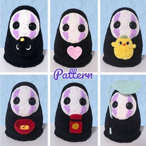 Puede incluir: Se muestran seis figuras de No-Face hechas a mano con ganchillo, inspiradas en El Viaje de Chihiro. Cada figura es negra con una cara blanca, marcas moradas y ojos negros. Algunas figuras tienen accesorios de ganchillo adicionales.