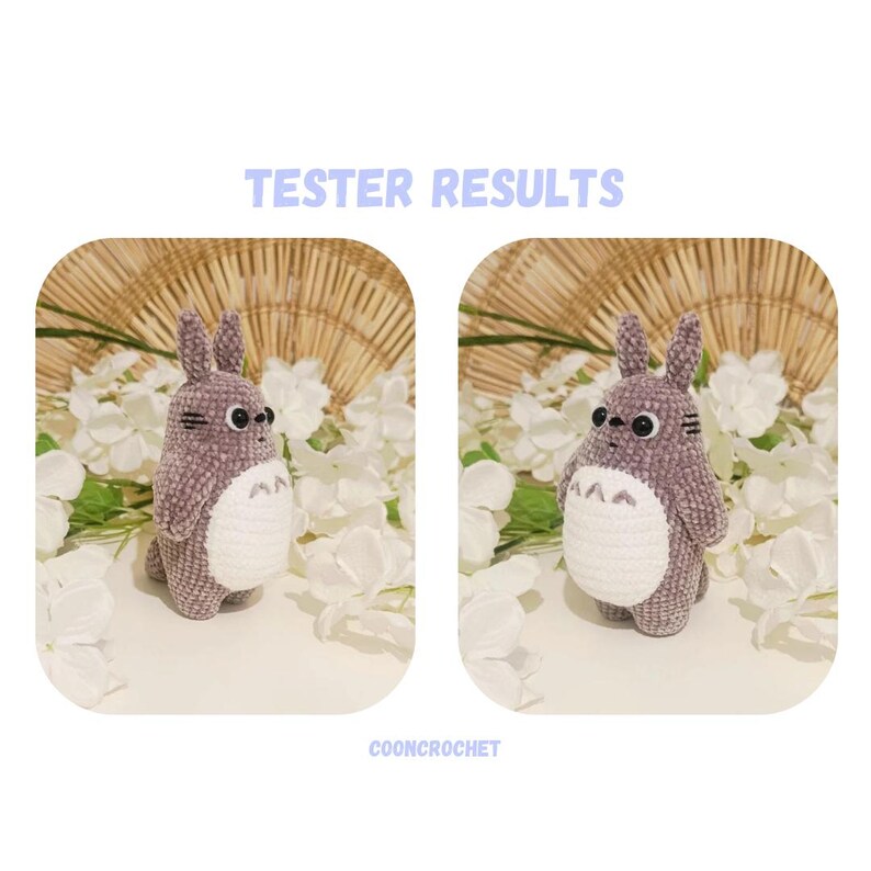 Może przedstawiać: Dwie szydełkowe figurki Totoro, szare z białymi brzuchami i czarnymi oczami. Tekst "TESTER RESULTS" znajduje się nad figurkami, a "COONCROCHET" pod nimi. Na białej powierzchni z białymi kwiatami.