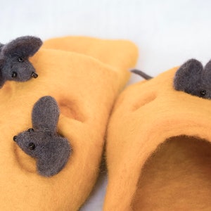 Pantoufles folles en feutre avec des souris Pantoufles en laine jaunes pour femmes Pantoufles souris en fromage cadeau amusant image 5