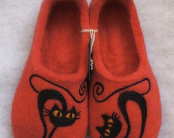 Women's black cat felted slippers - women's wool slippers - gift for cat lovers