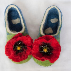 Felted women&#39;s slippers with poppy brushes - blue and green women&#39;s woolen slippers with poppies