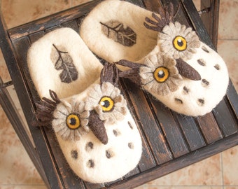 Felted women's slippers with an owl - Women's white slippers - Felted women's clogs - a gift for owl lovers