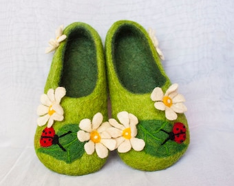 Women's felted slippers with flowers - green woolen slippers - woolen slippers with ladybug