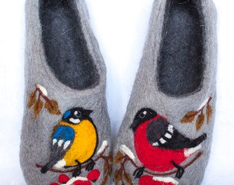 Pantoufles en laine feutrée Mésange et bouvreuil, cadeau de Noël, chaussons avec oiseaux d'hiver