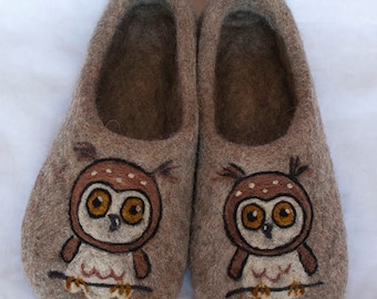 Pantuflas de lana afieltrada: Zapatos de casa hechos a mano con estampado de pájaros grises.
