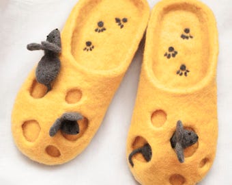 Gefilzte Damenhausschuhe mit Mäusen - Gelbe Wollhausschuhe für Frauen - Mäusehausschuhe in Käse - lustiges Geschenk