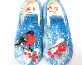 Chaussons feutrés pour femmes avec un oiseau - chaussures d'intérieur pour femmes en laine avec un bouvreuil - chaussons de Noël feutrés bleus