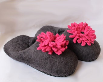 Felted women's home slippers with chrysanthemum brooch - slippers with chrysanthemum - wool felted clogs