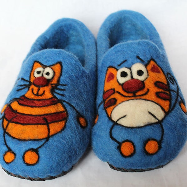 felted wool slippers/ felt slippers/ wool slippers/ slippers with cats / women's shoes/ cat lovers gift/ cat slippers/ cheer up gift