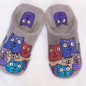Wolvilten pantoffels met katten/ Verjaardagscadeau voor kattenliefhebbers/ Handgemaakte vilten damespantoffels/ Cadeau voor kattenmoeder