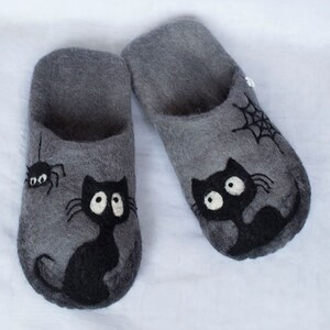 Felted men&#39;s slippers with cats - felted women&#39;s slippers with cats - gray home slippers