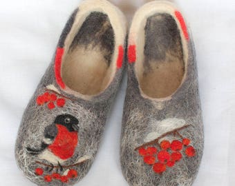 Chaussons feutrés pour femmes avec un oiseau - chaussons pour femmes en laine avec un bouvreuil - chaussons d'art feutrés