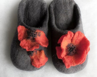 Women's felted art slippers with poppies - Gray women's slippers - Felted slippers with flowers