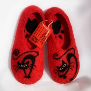 Felted women's slippers with cats - red women's slippers - women's slippers with black cats - cat lovers gift