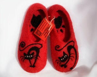 Felted women's slippers with cats - red women's slippers - women's slippers with black cats - cat lovers gift
