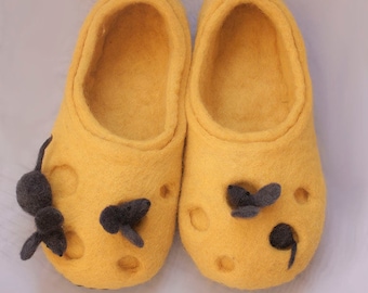 Chaussons feutrés pour femmes avec souris - Chaussons en laine jaune pour femmes - Chaussons souris en fromage