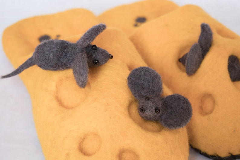 Pantoufles folles en feutre avec des souris Pantoufles en laine jaunes pour femmes Pantoufles souris en fromage cadeau amusant image 6