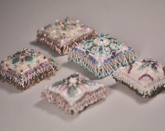 Kreuzstich & Perlenstickerei Set: Mini Nadelkissen DIY Handwerk Nadelspitze personalisiertes Geschenk