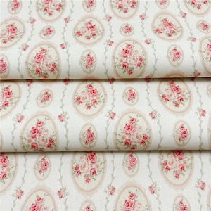 Tela de algodón con estampado floral de rosas y flores, con estampado digital de flores. Se vende por medio metro.