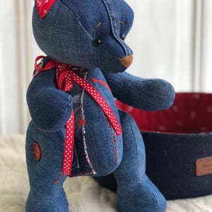 Handgjord denimnalle, ett arv i blå jeans för meningsfulla gåvor