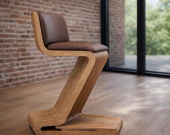Silla moderna de madera con estructura en forma de Z y asiento auxiliar de cuero, muebles de diseño minimalista.