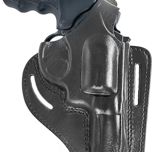 Könnte beinhalten: Ein schwarzes Lederholster für einen Revolver. Das Holster ist der Form der Waffe angepasst und verfügt über einen strukturierten Griff und eine glatte, genähte Außenseite. Es enthält Gürtelschlaufen für sicheres Tragen.