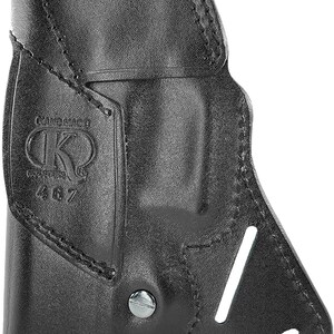 Puede incluir: Funda de cuero negro con costuras visibles y un tornillo metálico. La funda tiene el texto "GRANDMASTER" y las letras "GK" dentro de un círculo, con el número "467" debajo. Dos ranuras anguladas están cortadas en el lateral.