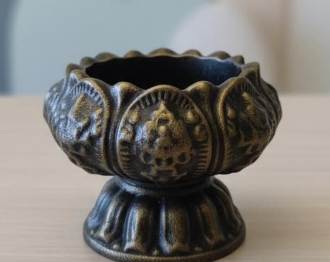 Ornate Plaster Candle Holder: Vintage-Inspired Pedestal Stand