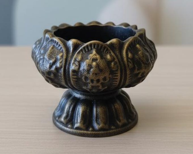 Ornate Plaster Candle Holder: Vintage-Inspired Pedestal Stand