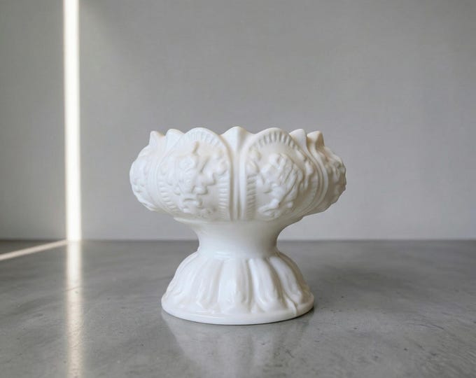 Ornate Plaster Candle Holder: Vintage-Inspired Pedestal Stand