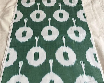 En bit av 3 meter handvävd, handfärgad, handvävd ikat-tyg från Uzbekistan, bred 38 cm.