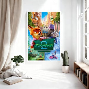 Puede incluir: Un p&oacute;ster enmarcado de la pel&iacute;cula animada "Zootopia 2". Muestra un zorro y una coneja sosteniendo un letrero con el t&iacute;tulo "ZOOMANIA 2". El fondo representa una ciudad con edificios coloridos y veh&iacute;culos.