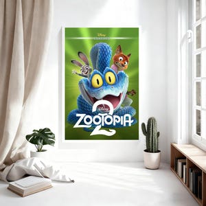 Puede incluir: Un p&oacute;ster enmarcado de la pel&iacute;cula de animaci&oacute;n "Zootopia 2" con una criatura azul con forma de serpiente con grandes ojos amarillos, un conejo y un zorro. El t&iacute;tulo "Zootopia 2" se muestra en blanco, con un fondo verde y el logotipo de Disney Classics.
