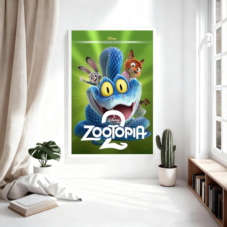 Puede incluir: Un p&oacute;ster enmarcado de la pel&iacute;cula de animaci&oacute;n "Zootopia 2" con una criatura azul con forma de serpiente con grandes ojos amarillos, un conejo y un zorro. El t&iacute;tulo "Zootopia 2" se muestra en blanco, con un fondo verde y el logotipo de Disney Classics.