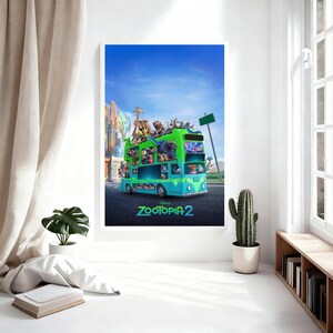 Puede incluir: Un p&oacute;ster enmarcado de la pel&iacute;cula animada "Zootopia 2". El p&oacute;ster muestra un autob&uacute;s de dos pisos lleno de personajes animales contra un fondo de cielo azul. El t&iacute;tulo "Zootopia 2" se muestra en la parte inferior en color turquesa.