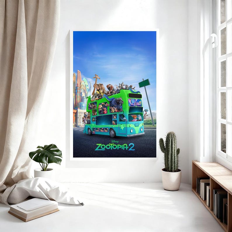 Puede incluir: Un p&oacute;ster enmarcado de la pel&iacute;cula animada "Zootopia 2". El p&oacute;ster muestra un autob&uacute;s de dos pisos lleno de personajes animales contra un fondo de cielo azul. El t&iacute;tulo "Zootopia 2" se muestra en la parte inferior en color turquesa.