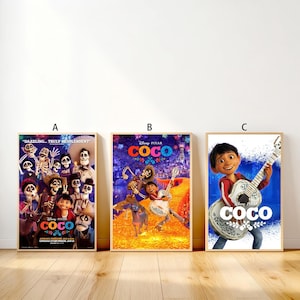 Peut inclure: Trois affiches encadrées du film Disney Pixar "Coco" sont présentées. Chaque affiche présente des illustrations vibrantes des personnages et le titre du film. Les affiches sont dans des cadres en bois et sont posées contre un mur blanc.