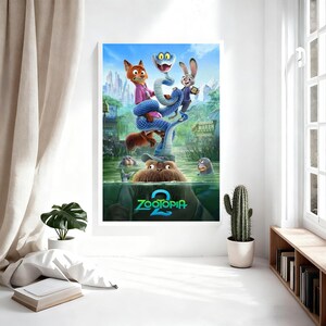 Puede incluir: Un p&oacute;ster enmarcado con personajes de la pel&iacute;cula animada "Zootopia 2". El p&oacute;ster muestra un zorro, un conejo y una criatura parecida a una serpiente. El p&oacute;ster tiene una combinaci&oacute;n de colores azul y verde, con el t&iacute;tulo "Zootopia 2" en la parte inferior.