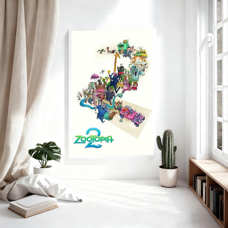 Puede incluir: Un p&oacute;ster enmarcado de la pel&iacute;cula animada "Zootopia 2". La obra de arte presenta un collage vibrante de personajes y veh&iacute;culos de la pel&iacute;cula, con el t&iacute;tulo en turquesa. El p&oacute;ster se exhibe en una habitaci&oacute;n luminosa con una ventana y un cactus.
