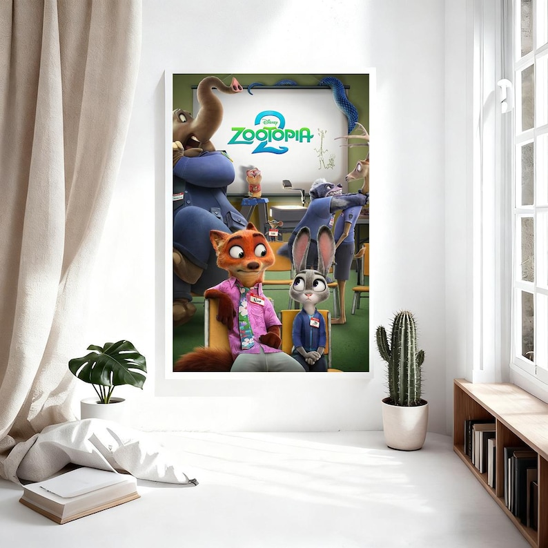 Puede incluir: Un p&oacute;ster enmarcado con personajes de la pel&iacute;cula de animaci&oacute;n Zootopia 2. El p&oacute;ster muestra un zorro con una camisa rosa y un conejo con un uniforme azul. El t&iacute;tulo "Zootopia 2" se muestra en una pizarra en el fondo.