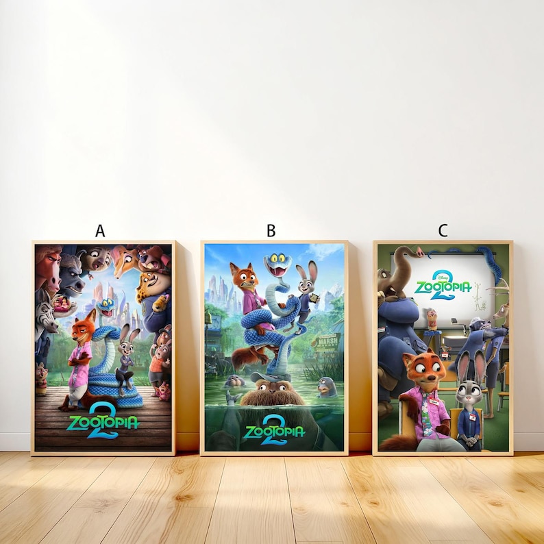 Puede incluir: Tres carteles enmarcados con personajes de la pel&iacute;cula animada "Zootopia 2". Cada cartel muestra una escena diferente con varios personajes animales. El t&iacute;tulo "Zootopia 2" se muestra en la parte inferior de cada cartel.