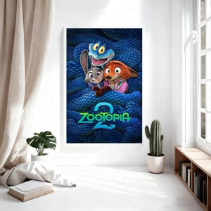 Puede incluir: Un p&oacute;ster enmarcado de la pel&iacute;cula animada "Zootr&oacute;polis 2". El p&oacute;ster presenta a los personajes Judy Hopps, Nick Wilde y una serpiente azul sobre un fondo azul texturizado. El t&iacute;tulo de la pel&iacute;cula se muestra en verde y azul.