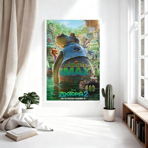 Puede incluir: Un p&oacute;ster enmarcado de la pel&iacute;cula animada "Zootopia 2" con un personaje de hipop&oacute;tamo con un chaleco de mezclilla. El p&oacute;ster tiene el texto "EXPERIENCE IT IN IMAX" y "ONLY IN THEATERS NOVEMBER 26". El fondo muestra una escena urbana vibrante y colorida.