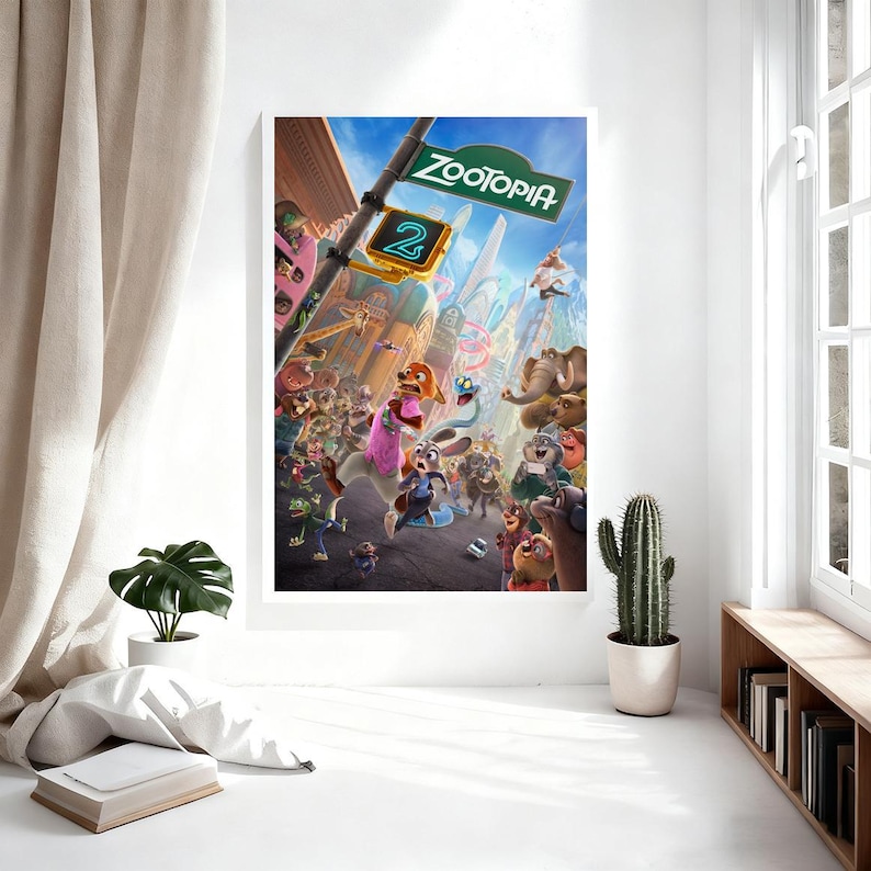 Puede incluir: Un p&oacute;ster enmarcado de la pel&iacute;cula Zootr&oacute;polis, que presenta una escena vibrante con numerosos personajes animales. El p&oacute;ster incluye el t&iacute;tulo "Zootr&oacute;polis" y una se&ntilde;al de tr&aacute;fico con el n&uacute;mero "2". La obra de arte es colorida y detallada, ambientada en un paisaje urbano.