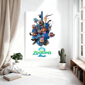 Puede incluir: Un p&oacute;ster enmarcado con personajes de la pel&iacute;cula animada "Zootopia 2". El p&oacute;ster muestra un grupo de personajes animales en varias poses, sobre un fondo blanco. El t&iacute;tulo "Zootopia 2" se muestra en verde azulado y azul en la parte inferior.
