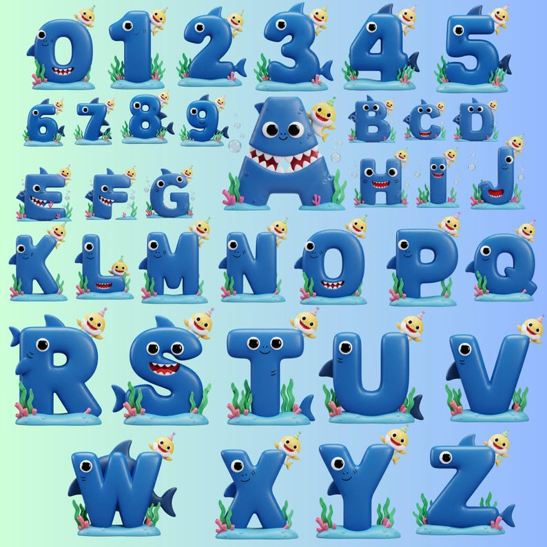 Op de afbeelding: Een verzameling blauwe alfabetletters en cijfers met haaienthema, elk met een lachend haaiengezicht en een babyhaai-personage. De letters en cijfers staan tegen een achtergrond van groen zeewier en bellen.